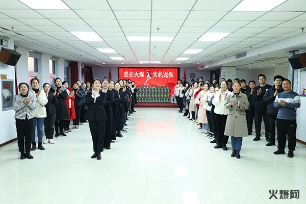 巾幗綻芳華,逐夢新火爆!火爆網(wǎng)為員工發(fā)放女神節(jié)禮品!