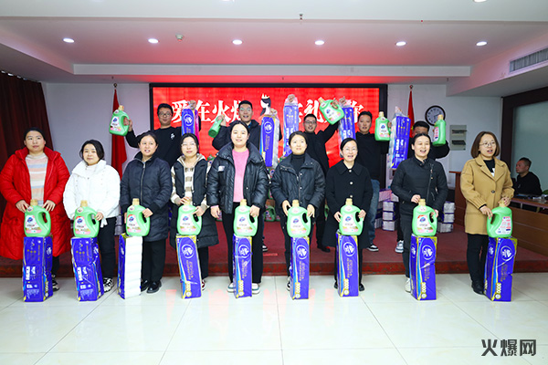 巾幗綻芳華,逐夢新火爆!火爆網(wǎng)為員工發(fā)放女神節(jié)禮品!