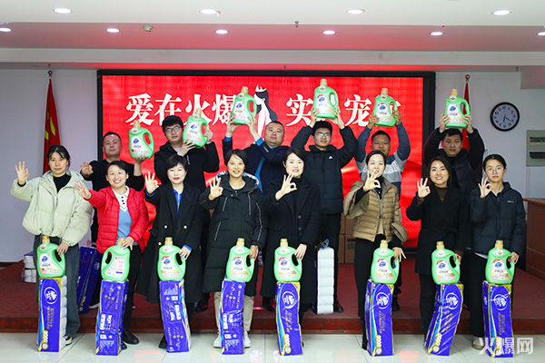 巾幗綻芳華,逐夢新火爆!火爆網(wǎng)為員工發(fā)放女神節(jié)禮品!